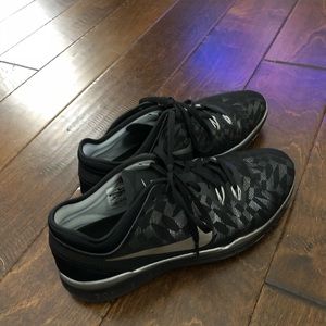 Nike women’s size 10 tennis shoes.